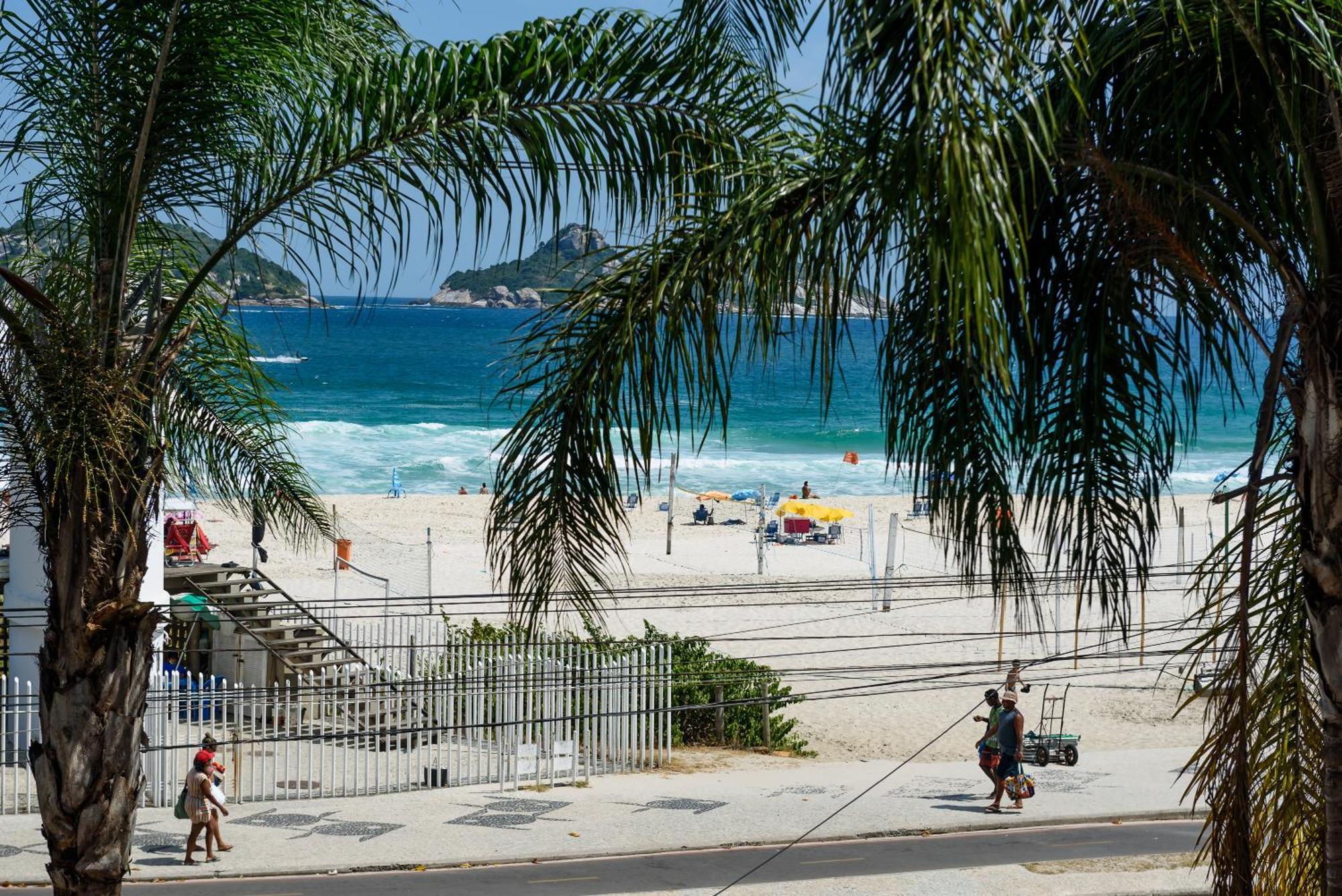 Frente Ao Mar Com Limpeza Diaria - Barra Da Tijuca *