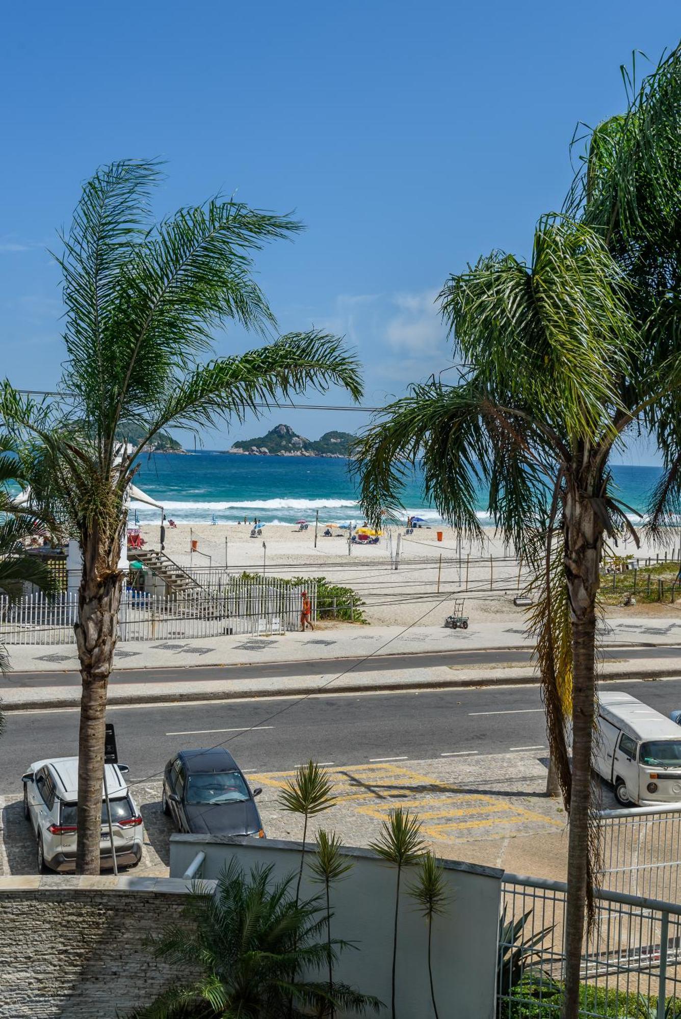 Frente Ao Mar Com Limpeza Diaria - Barra Da Tijuca Apartamento Rio de Janeiro
