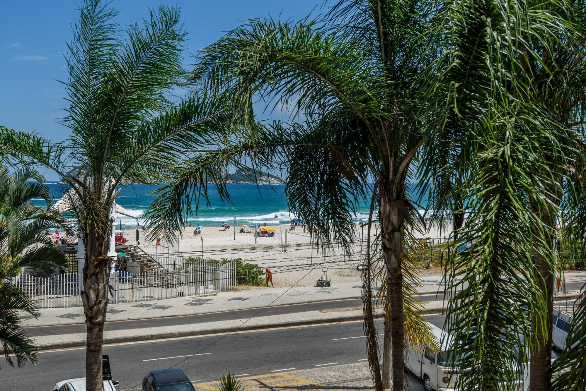Frente Ao Mar Com Limpeza Diaria - Barra Da Tijuca